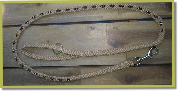 Camelkleurige lijn met een beetje bling met musketon en ring. 8 mm breed, 135 cm lengte
